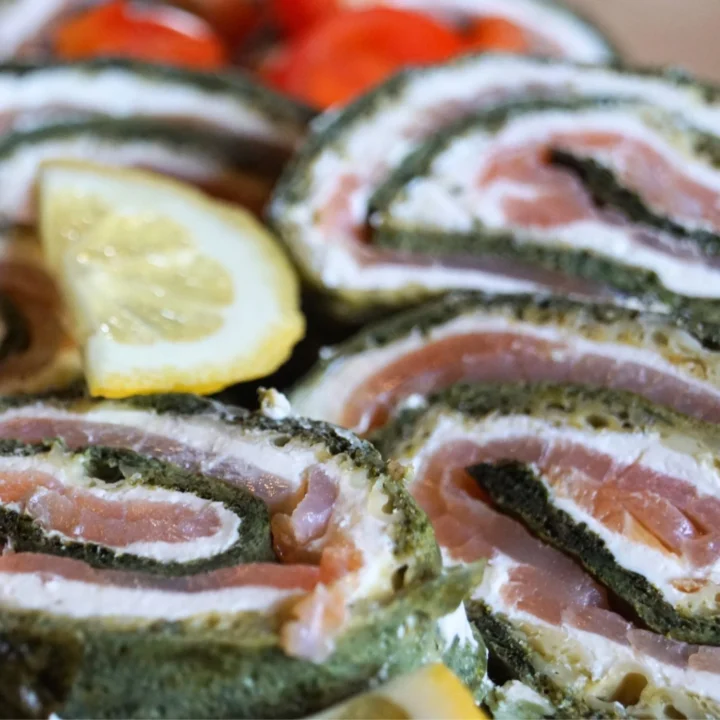 Low-Carb rolle mit Lachs und Frischkäse