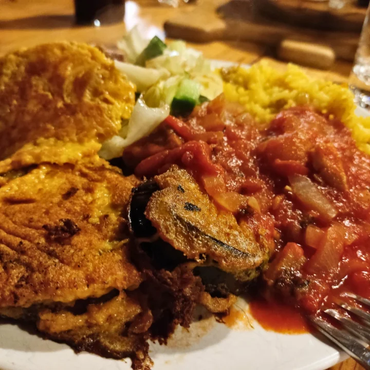 Picata mit Pilaf-Reis und Mediterraner Tomatensoße