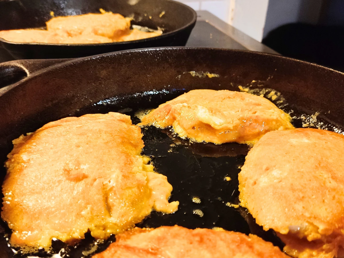 Picata brutzelt in einer gusseisernen Pfanne