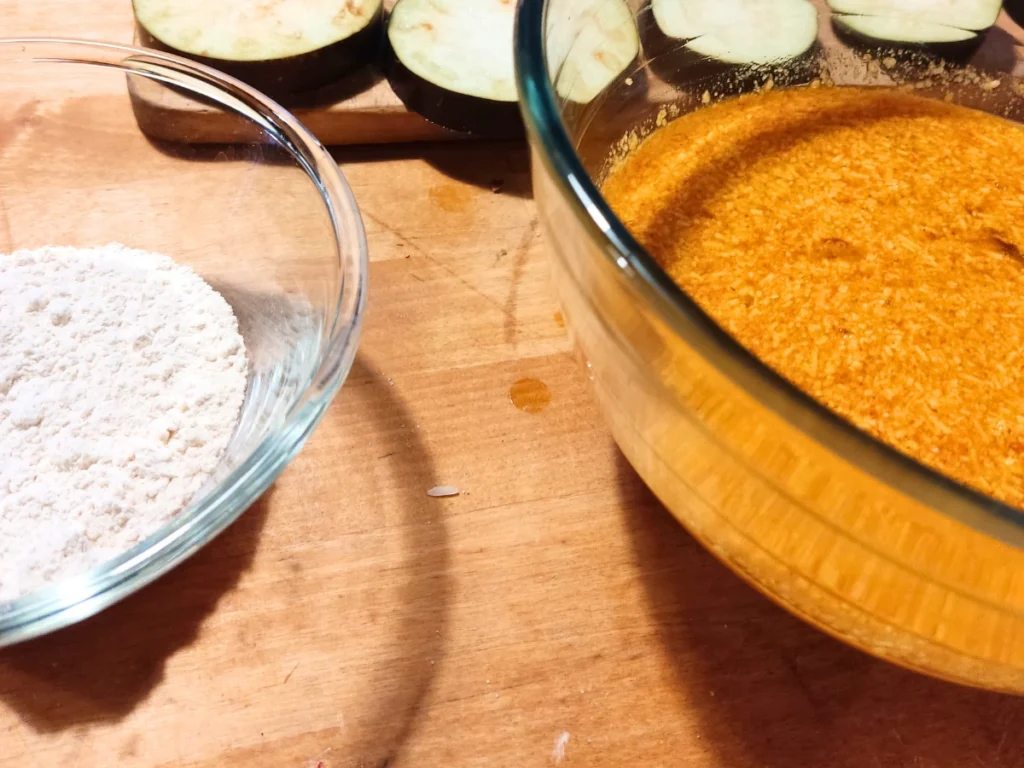 Panade für Picata quillt in einer Glasschüssel an einer Holzfläche