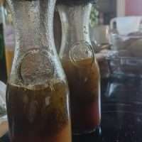Essig-Öl-Dressing in Glasflaschen