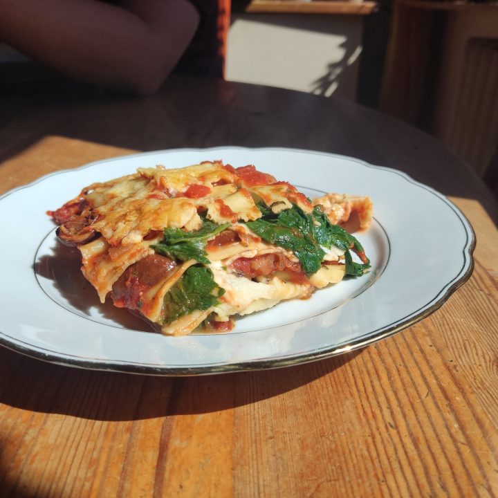 Spinat-Lasagne mit körninger Frischkäse auf dem Teller