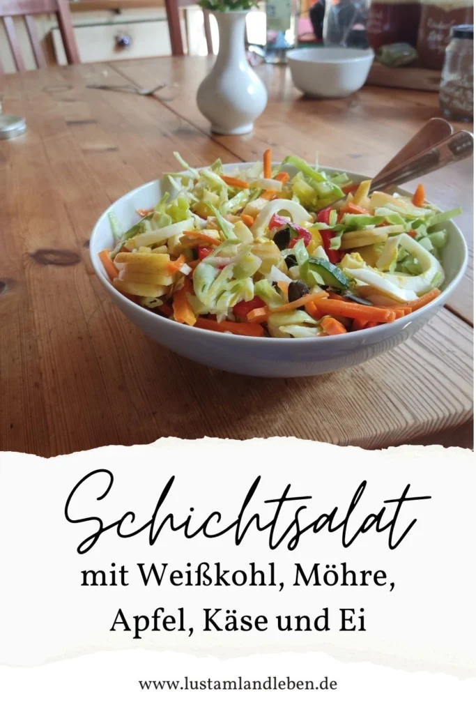 Knackig, frisch und super vorbereitet: Mein vegetarischer Schichtsalat mit Kohl, Möhren, Apfel und Ei. Perfekt für Meal Prep, Picknick oder das schnelle Familienessen. Einfach gemacht – groß im Geschmack!