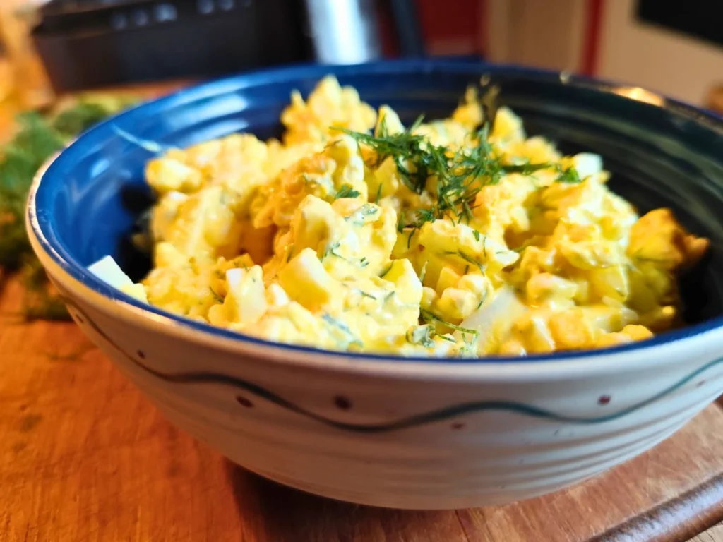 low-carb eiersalat in schüssel