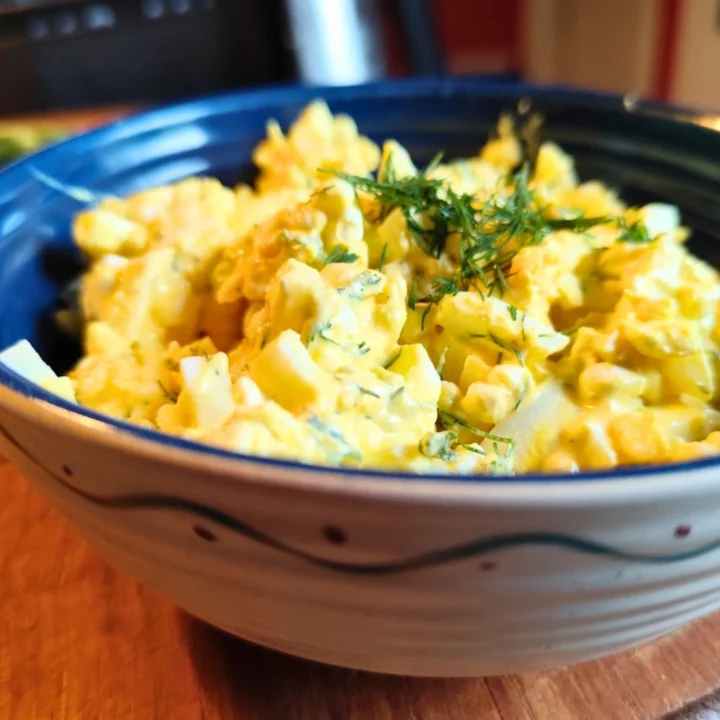 low-carb eiersalat in schüssel