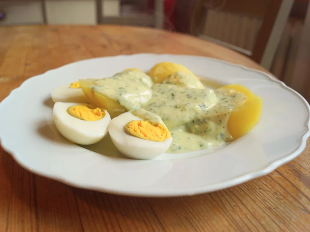 kartoffel, ei und senfsoße auf einem Teller