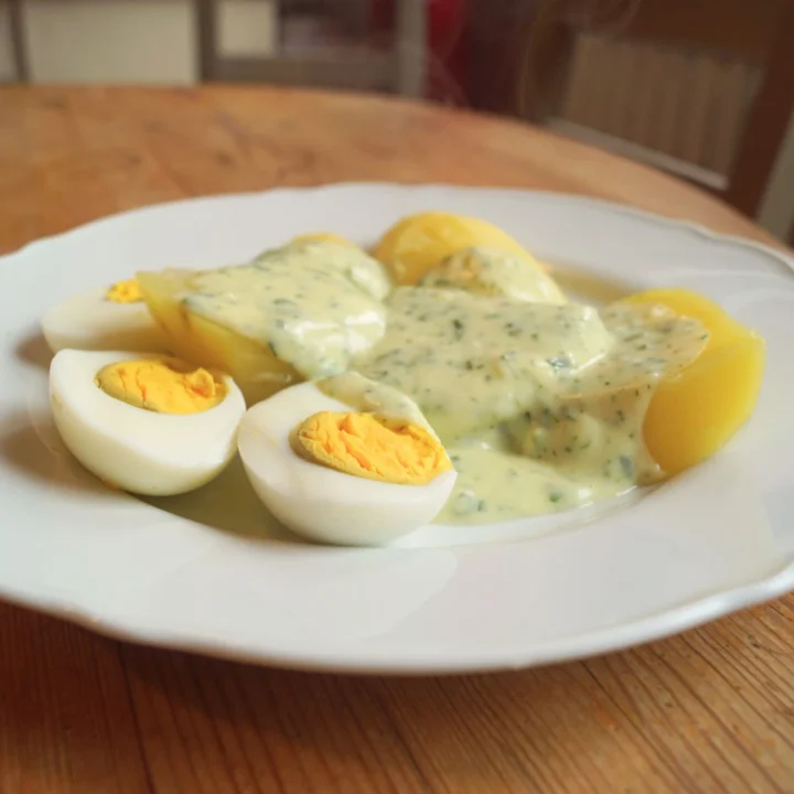 kartoffel, ei und senfsoße auf einem Teller