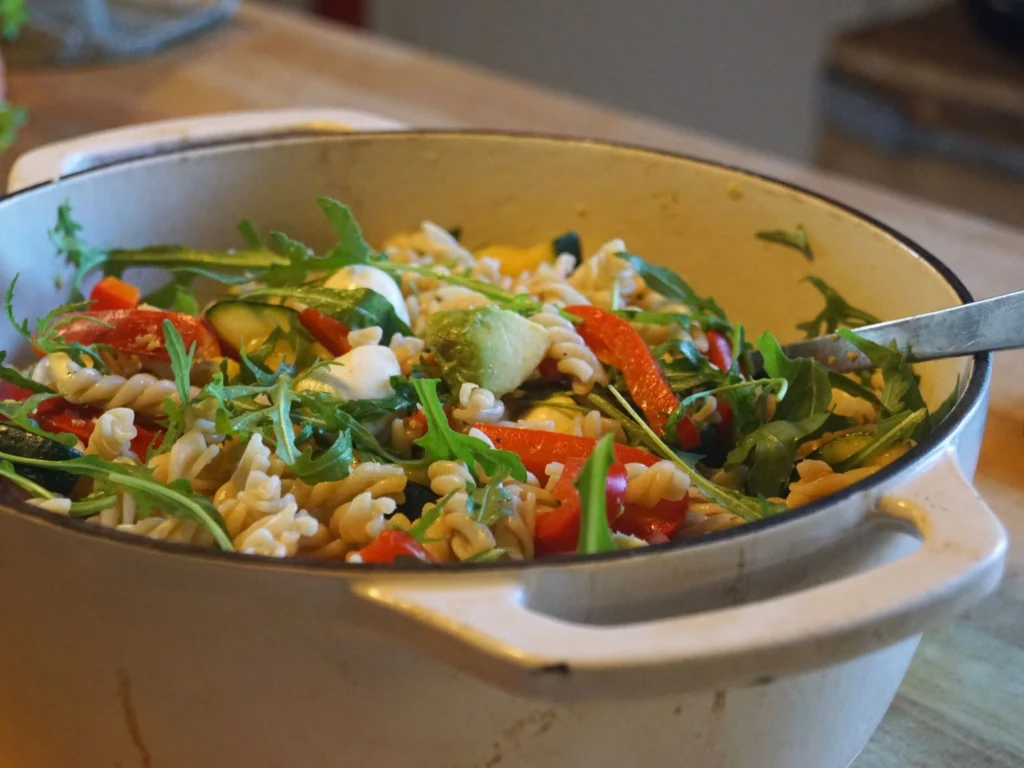Nudelsalat mit Avocado, Mozarella und Rucola