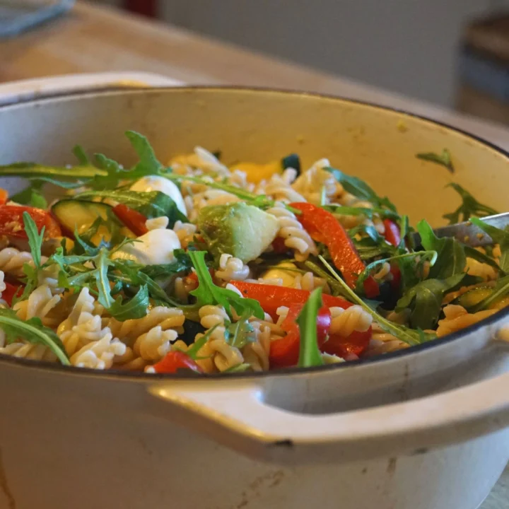Nudelsalat mit Avocado, Mozarella und Rucola