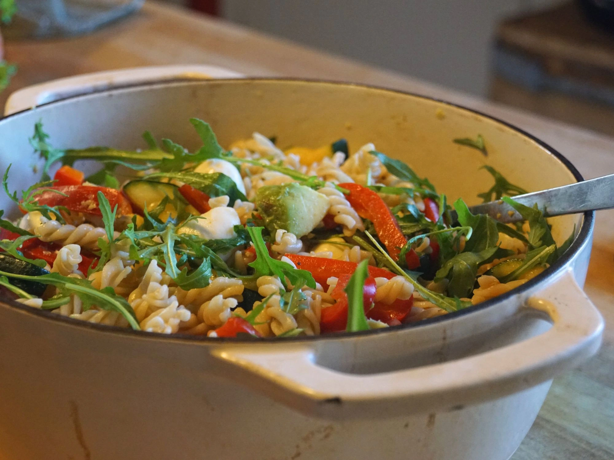 Nudelsalat mit Avocado, Mozarella und Rucola