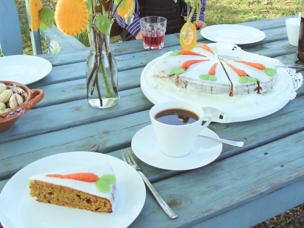 Ostertisch im Garten: schwedischer Möhrenkuchen und deutsche Glaseier. Bikulturell feiern