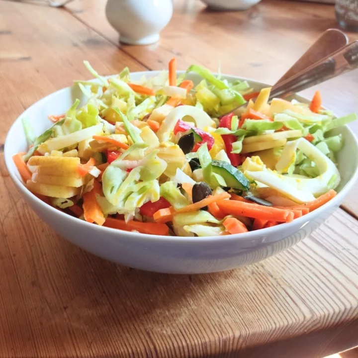 Schichtsalat im Teller servierbereit