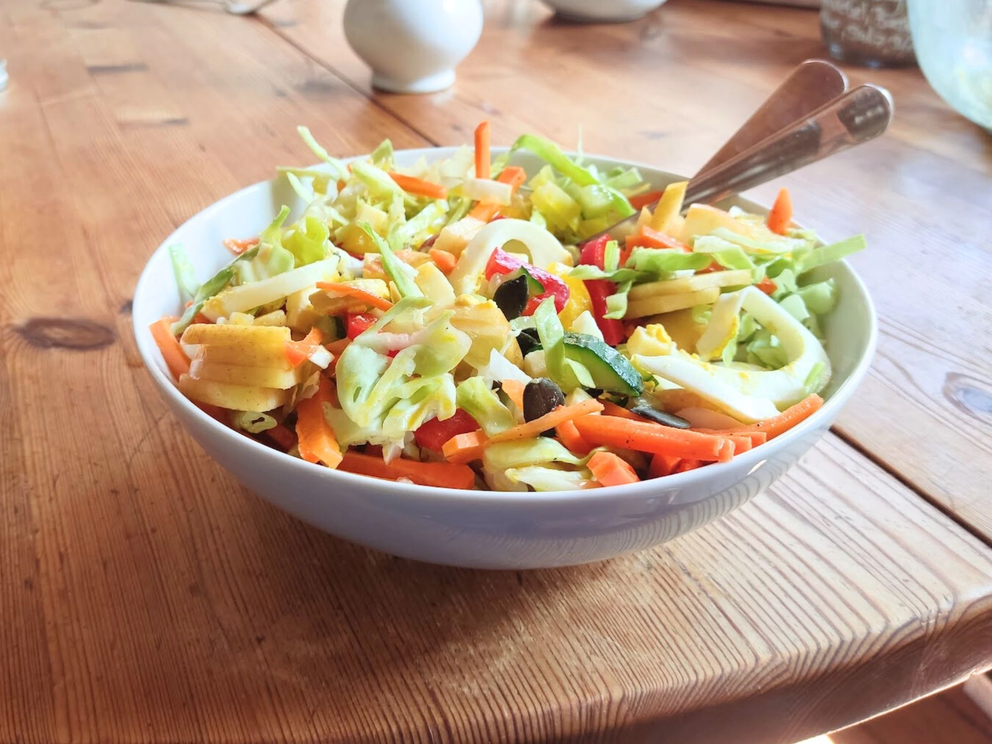 Schichtsalat im Teller servierbereit