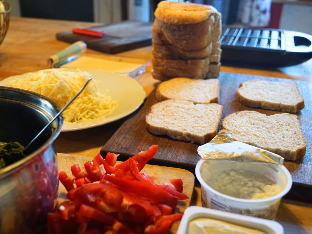Spinat-Toast vorbereitung. Zutaten auf der Kücheninsel ausgebreitet.