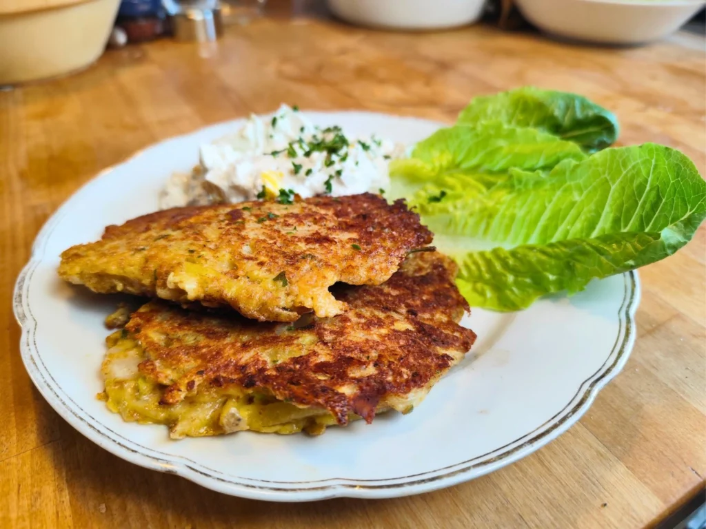 kartoffelpuffer auf dem Teller mit einem Salatblatt