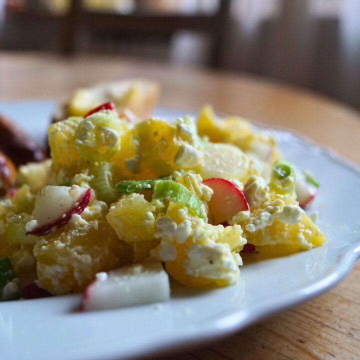 Knackiger Kartoffelsalat mit Hüttenkäse, Senf, Radieschen & Frühlingszwiebeln