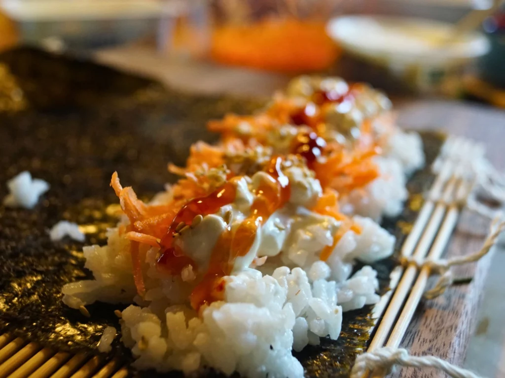 Vegane Sushirolle mit geraspelten Möhren, Hüttenkäse und Chilisoße