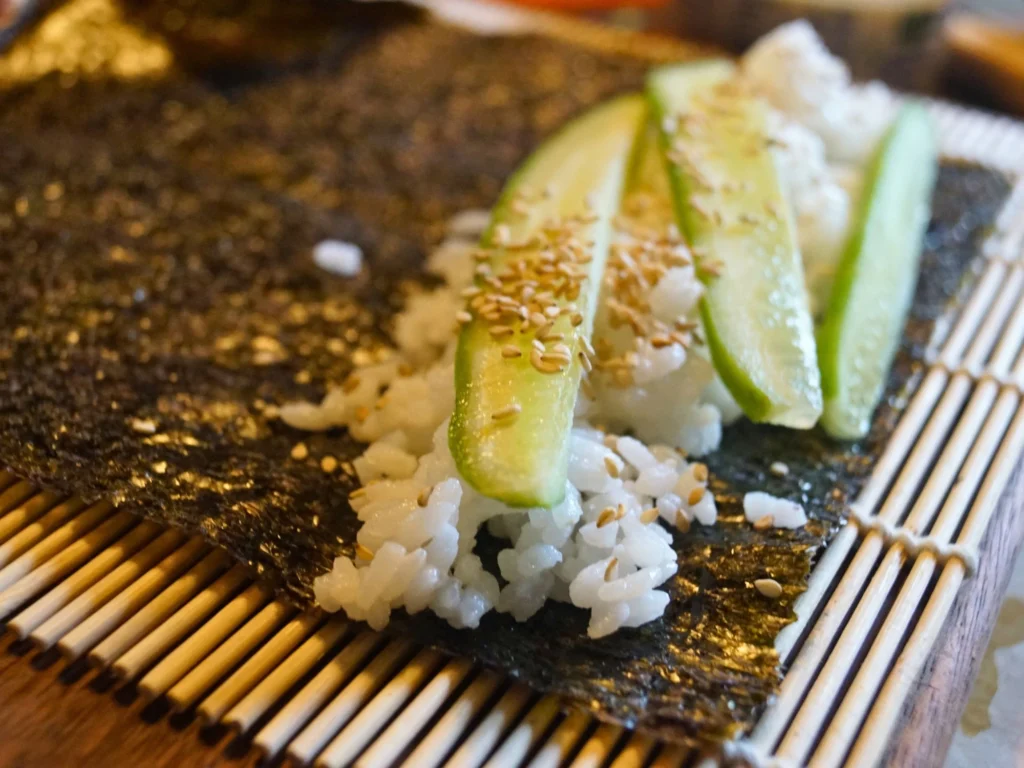 Veganes Sushi mit Gurke und Sesam – minimalistisch und lecker