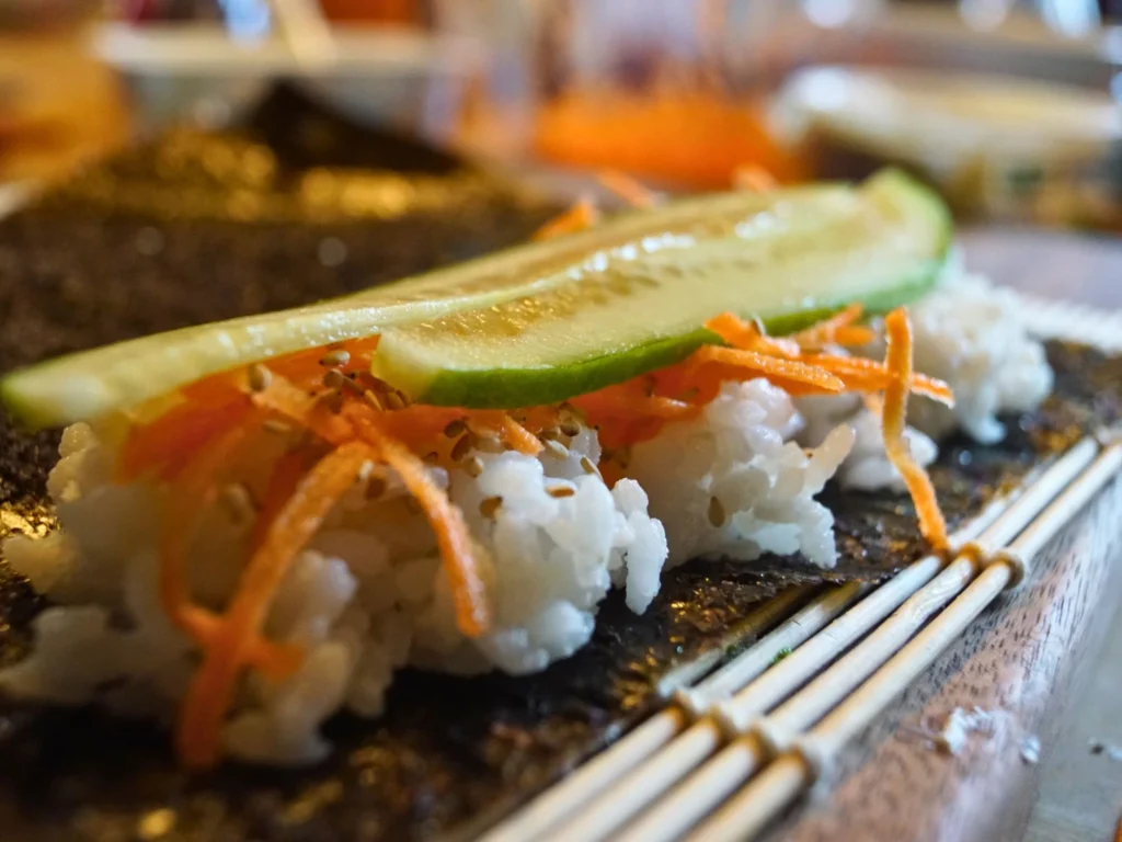 Veganes Sushi mit geriebener Möhre und Gurke