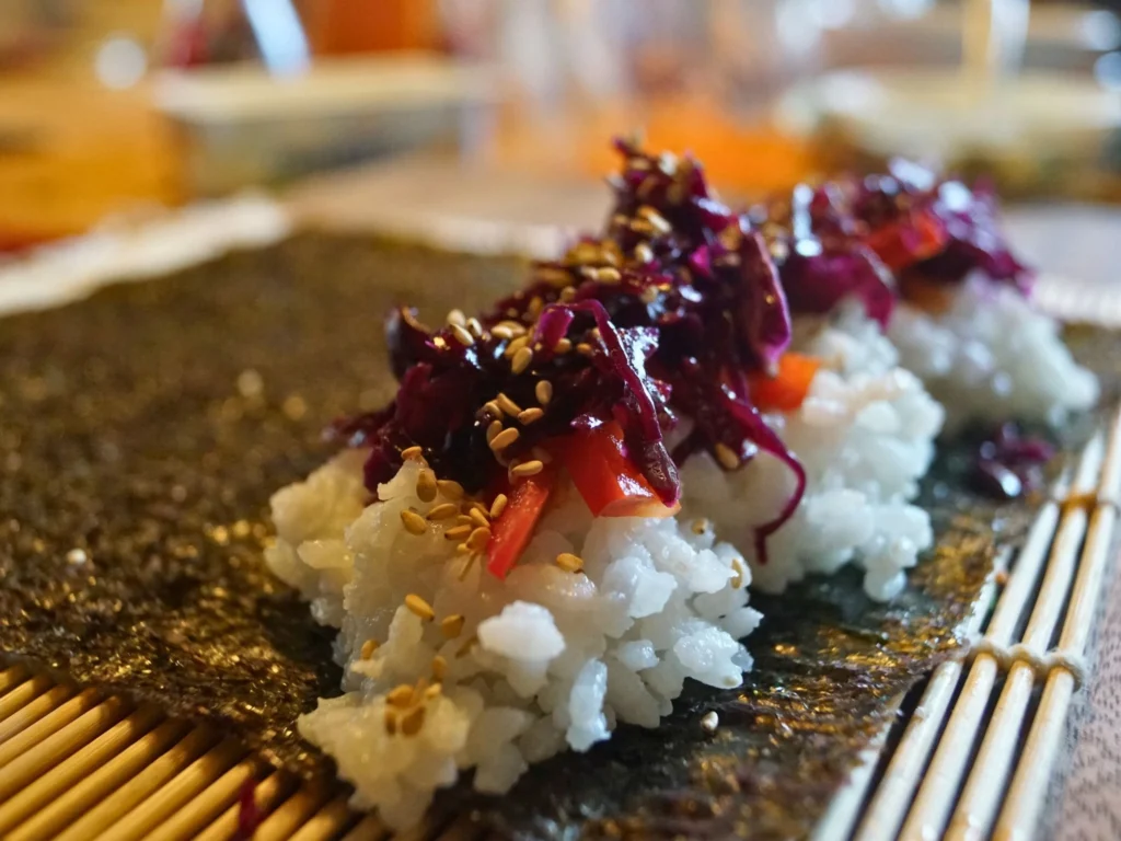 Vegane Sushirolle mit fermentiertem Rotkohl und Paprika