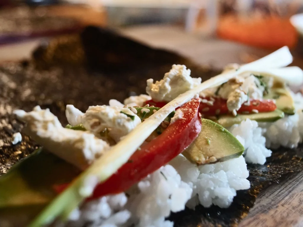 Sushirolle mit veganem Frischkäse, Paprika und Avocado