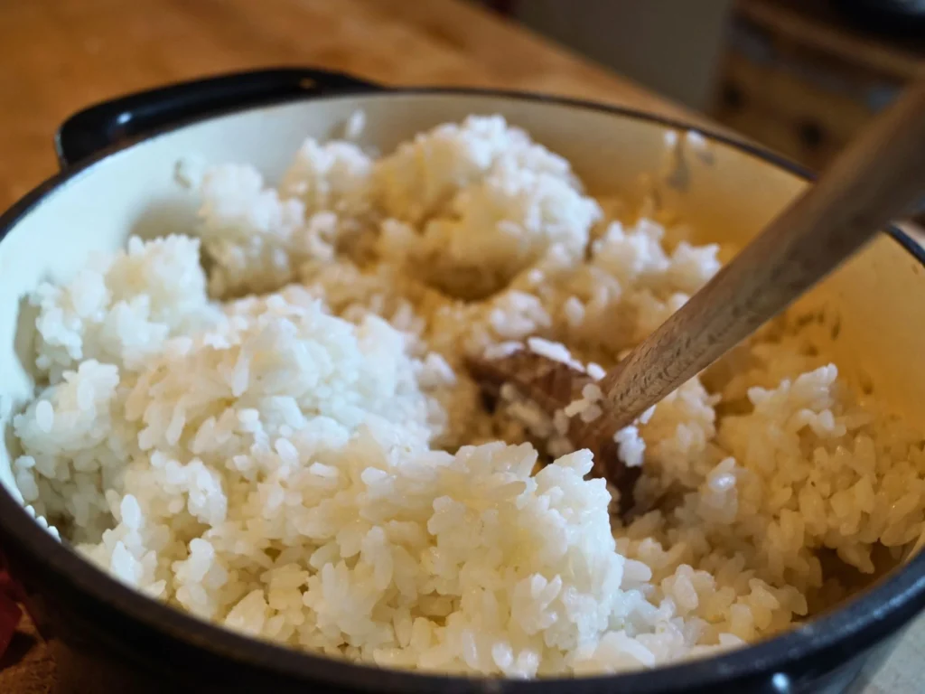 Gekochter Sushi-Reis für veganes Sushi im Topf