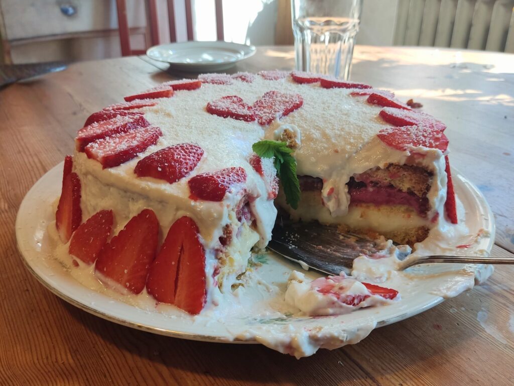 Meine traditionelle Erdbeertorte mit einer Schicht aus roten Johannisbeeren - Das richige mit etwas säuerliches mit dem süßen.