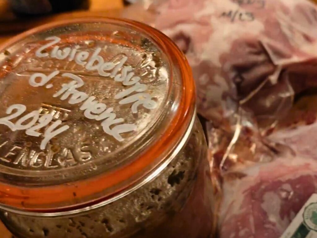 Eingekochte Zwiebelsuppe im Glas als haltbarer Vorrat