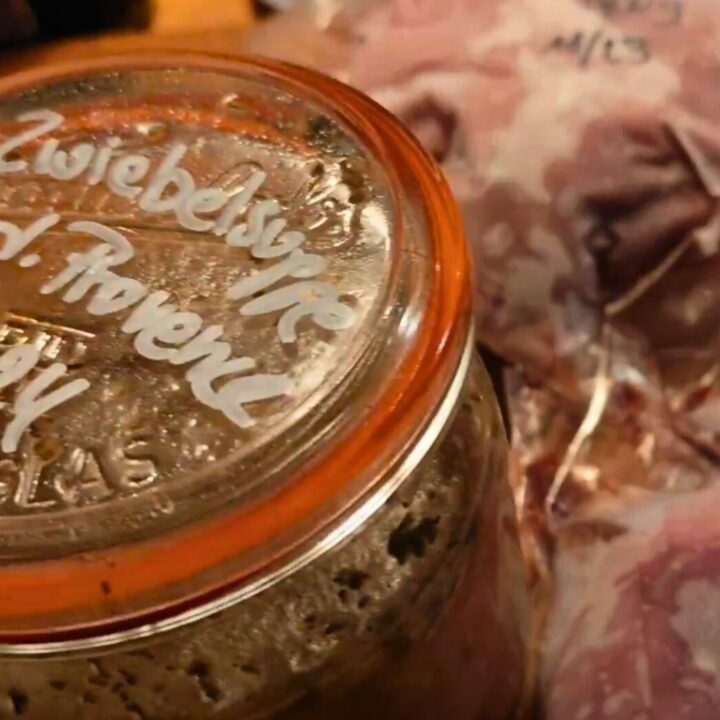 Eingekochte Zwiebelsuppe im Glas als haltbarer Vorrat