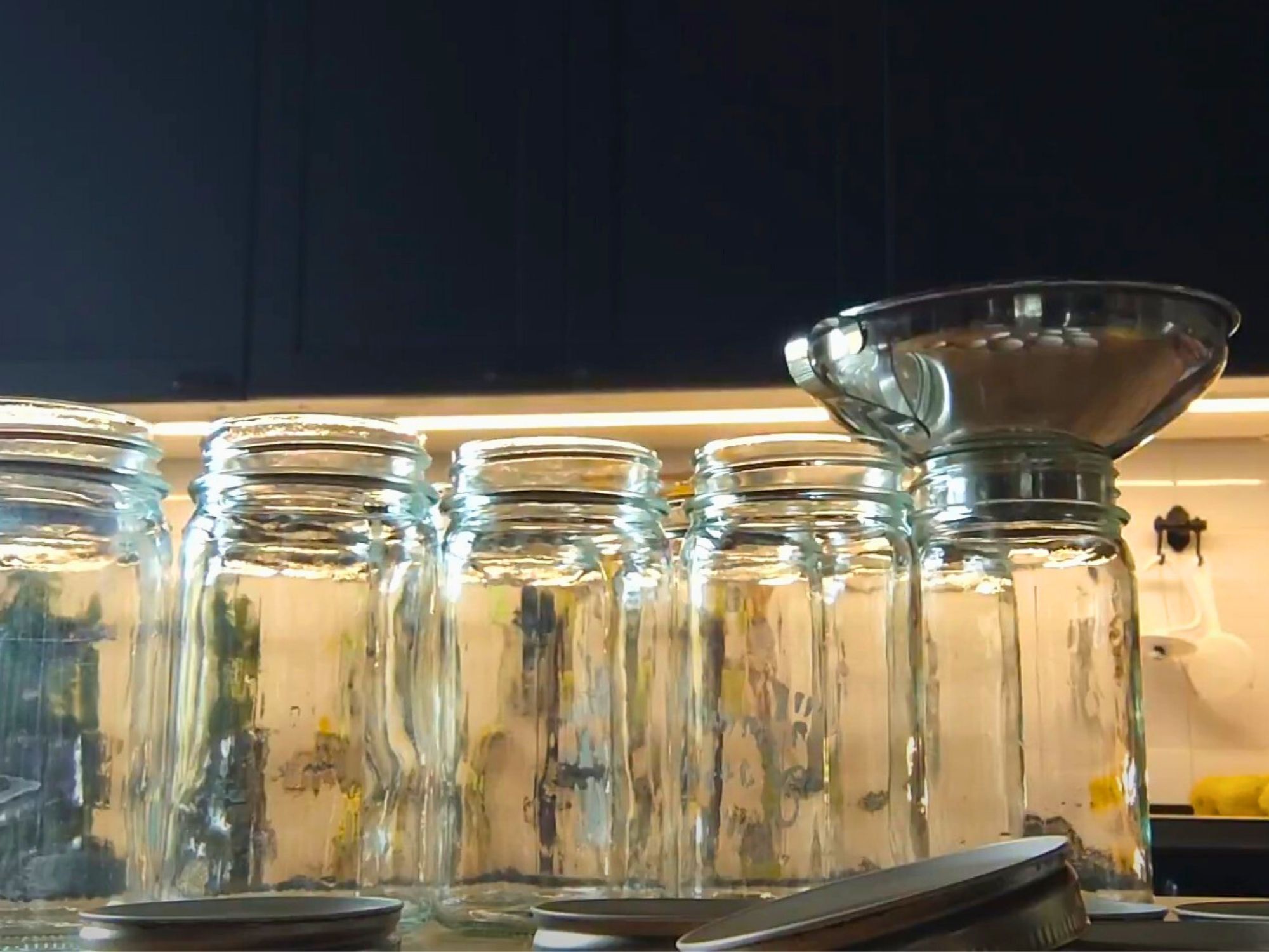 Gläser vorbereitet zum Befüllen vor dem Einkochen