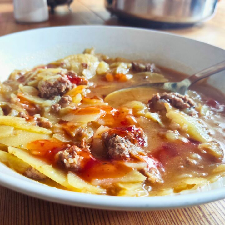 Cheeseburgersuppe, Hack, Kartoffeln lecker und deftig im Teller.