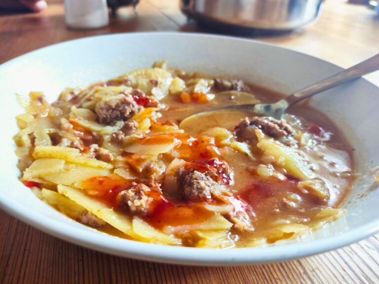 Cheeseburgersuppe, Hack, Kartoffeln lecker und deftig im Teller.