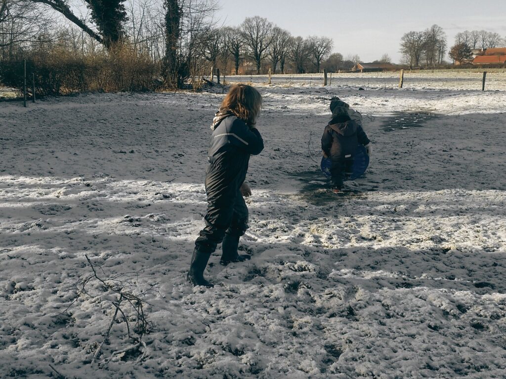 Kinder spielen draußen im Winter