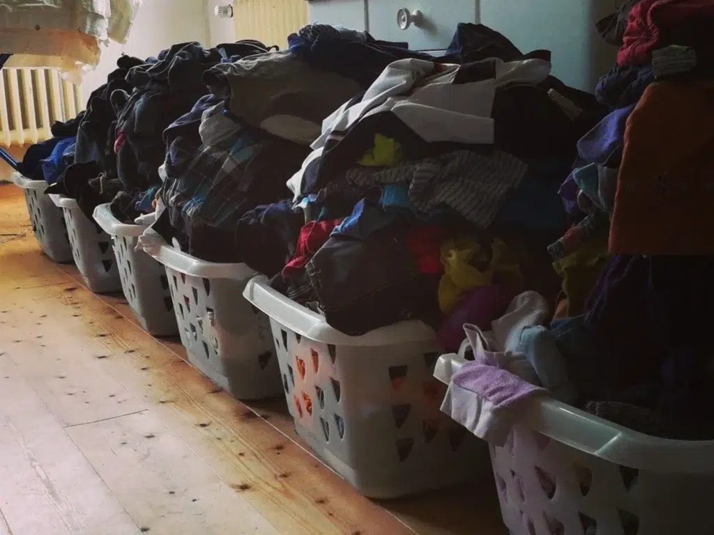 Volle Wäschekörbe auf einem Fußboden aus Holz