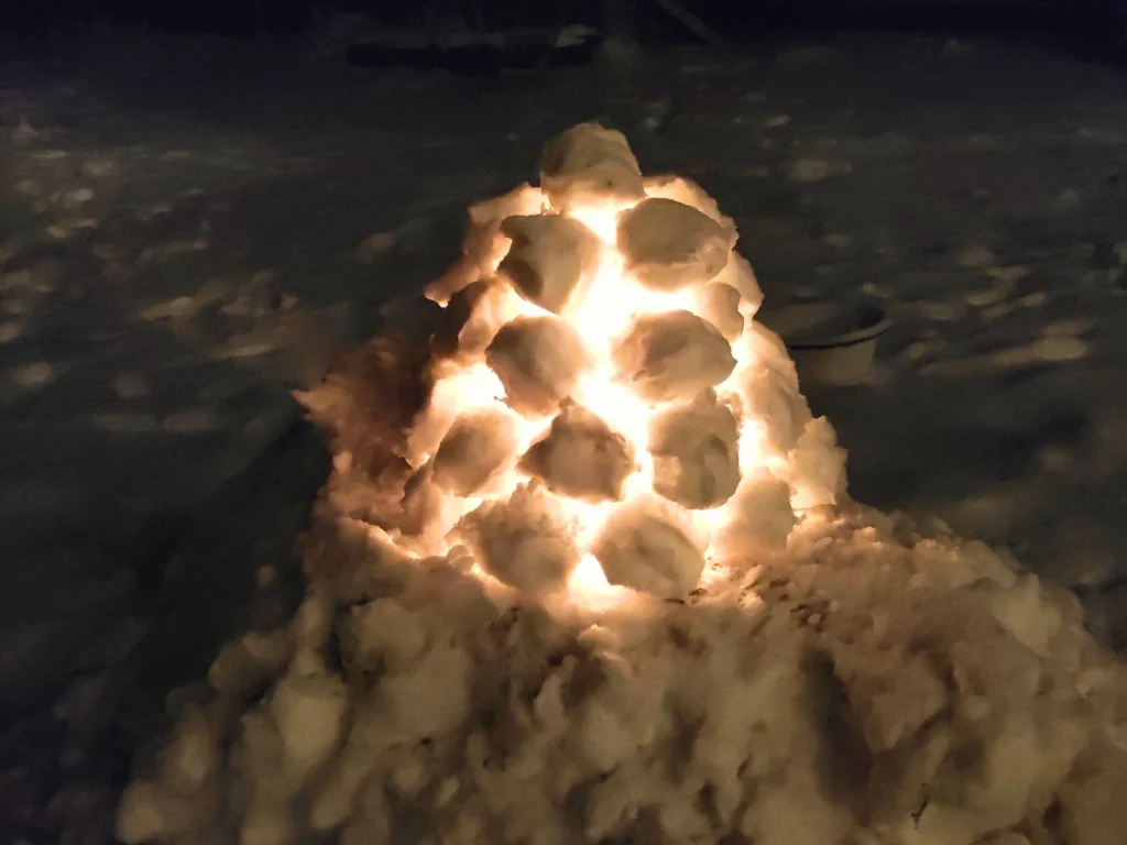 Schneeleuchte aus Schneebällen - einfacher Kinderspaß im Winter